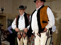 05  5. Na scenie seniorzy Zespołu „Regle”. Od prawej: Józef Galica „Magdziok”, Stanisław Franosz „Buraś”.