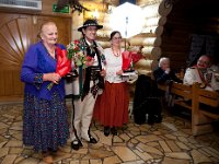 28  28. Bronisław Orawiec-Wyśni przedstawia Honorowych Gości XXIII posiadów: Marię Stoch (z lewej) i Marię Dawidek. „Karczma Regionalna Baca”. Poronin, 29 maja 2015 r.