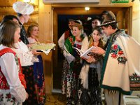 32  32. Dr Stanisława Trebunia-Staszel wręcza dr. Bronisławowi Orawcowi-Wyśniemu publikację pt. „Strój górali podhalańskich” z dedykacją: „Dlo nasego Podhalańskiego Doktora Bronisława Orawca co se w Ameryce zyje i gazduje, ale o Rodnej Ziemi nie zabacuje. Z serdecnym powinsowaniem i wielkim uznaniem”. Stanisława Trebunia-Staszel 29. 05. 2015 r. Posiady Doktora Orawca w Poroninie.