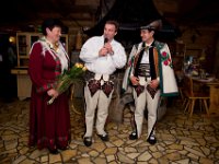 43  43. Prezes Oddziału Poronin ZP mRobert Chowaniec z żoną Anną wręczają wiązankę kwiatów organizatorowi B. Orawcowi.