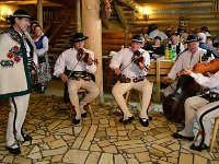 47  47. Gazda posiadów dr Bronisław Orawiec-Wyśni z muzykantami. Od lewej: Jan Trebunia-Tutka, Andrzej Polak, Paweł Trebunia-Tutka, Stanisław Galica Kasecka.